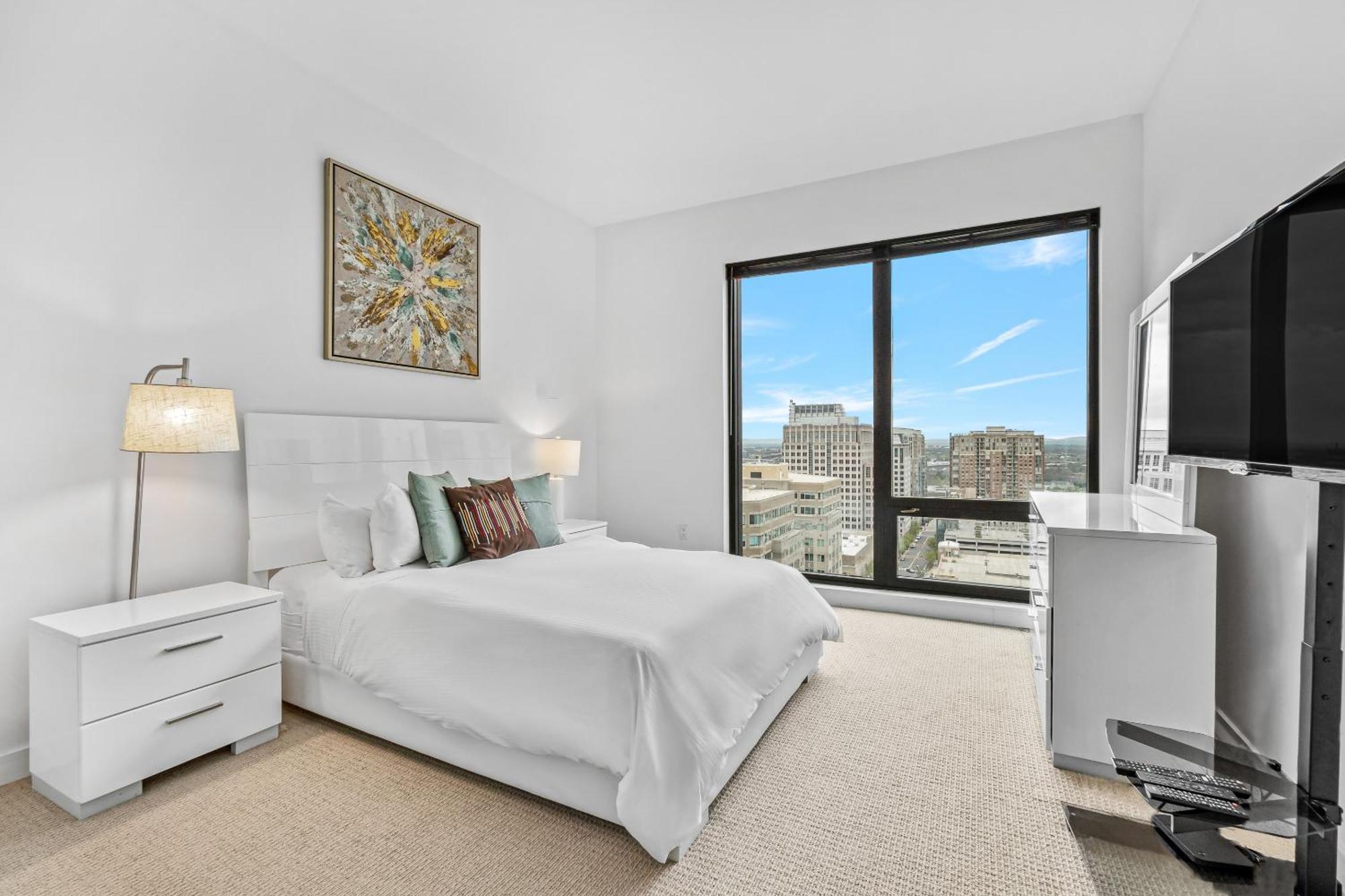 Global Luxury At Town Center Apartment